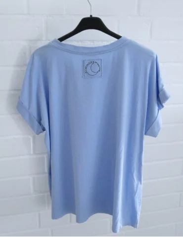 Rückansicht Hellblaues Damen T-Shirt mit Rundhalsausschnitt auf schwarzem Kleiderbügel