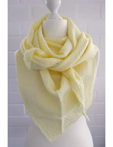Hellgelbes Dreieckstuch aus Musselin vorne geknotet