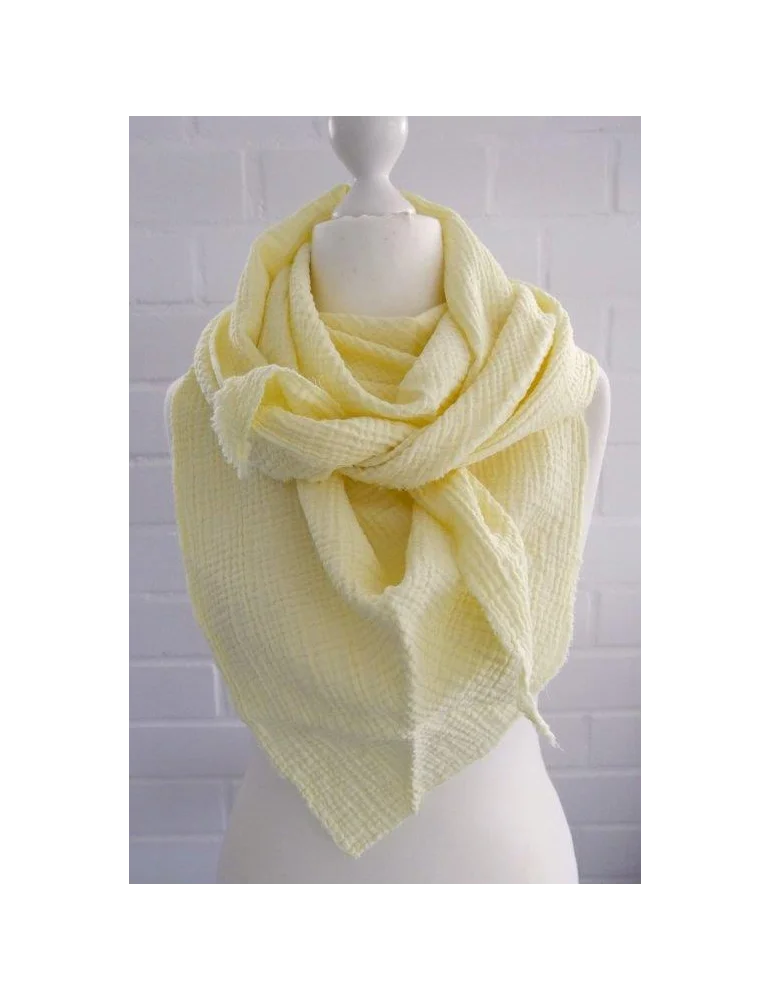 Hellgelbes Dreieckstuch aus Musselin vorne geknotet