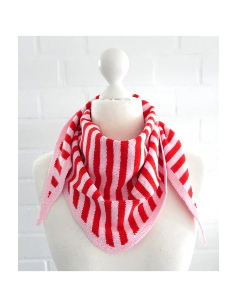 Kleines Dreieckstuch mit rot/ rose Streifen auf einer Puppe vor weißer Wand
