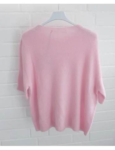 Rückansicht rosefarbener Pullover mit kurzen Ärmeln vor weißer Wand