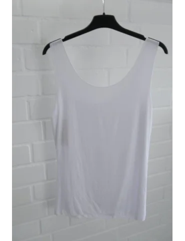 Rückansicht Weißes Damentop schlichte Art vor weißer Wand