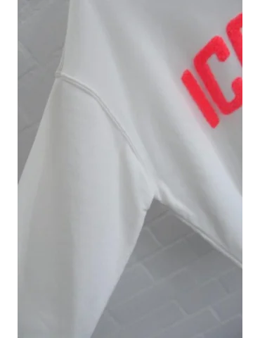 Nahaufnahme Ärmel weißes Langarmshirt mit ICONIC Schriftzug vorne