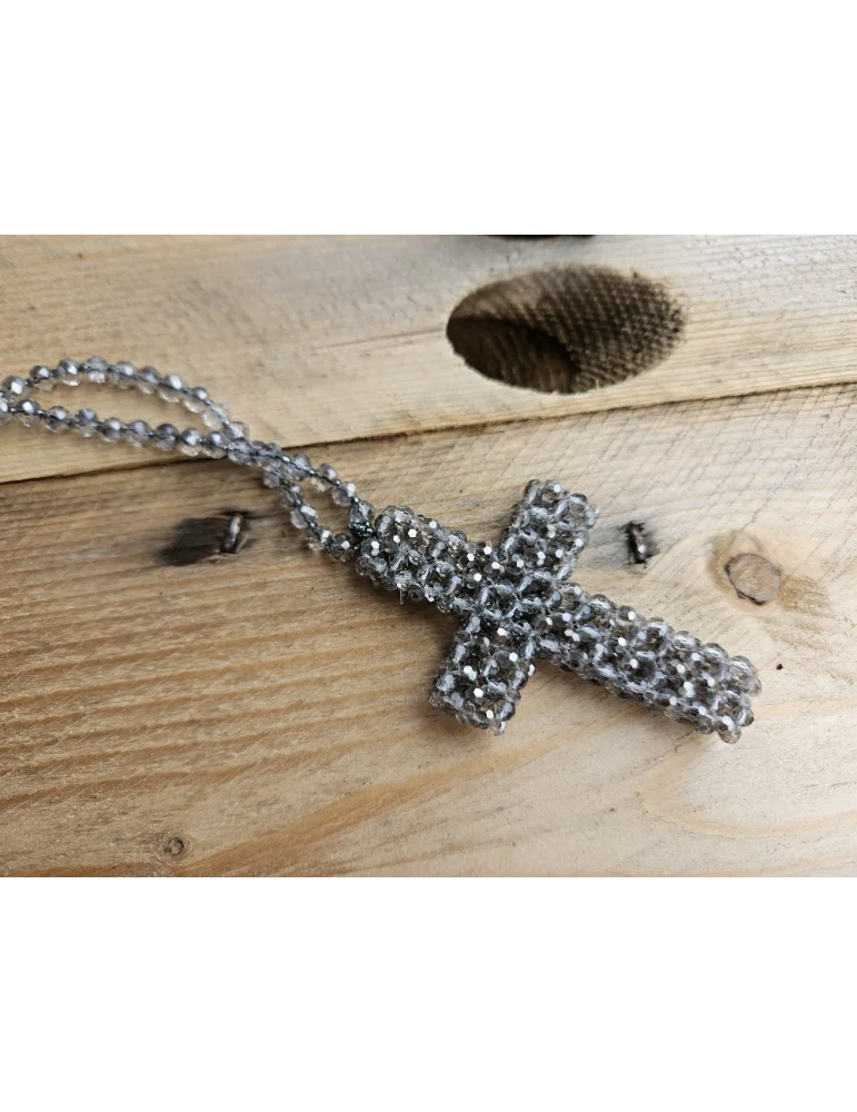 Taupefarbene Kreuzkette mit aneinandergereihten Kristallsteinchen