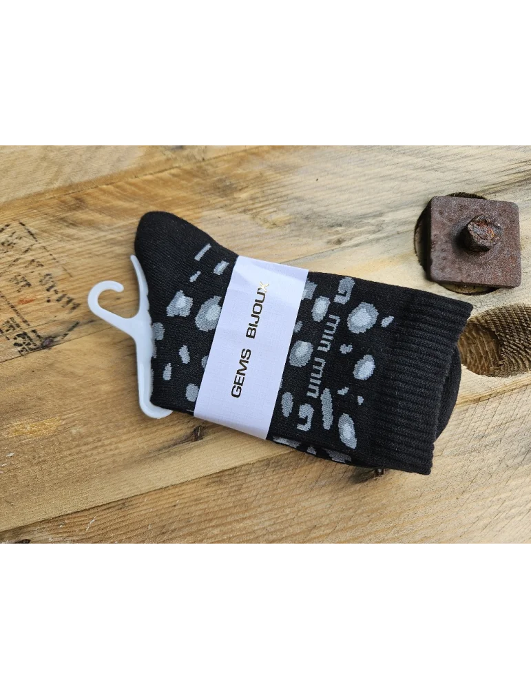 Schwarz bunte Damen Socken mit Leo Muster auf Holzuntergrund