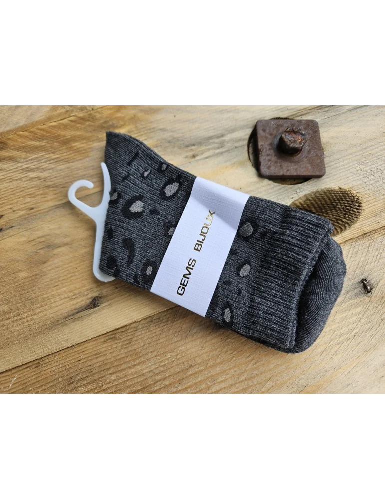 Anthrazitfarbene Socken mit Leomuster und Schriftzug "min min" am oberen Rand