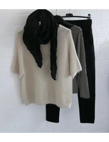 Kombination mit Streifen Longsleeve, Jogger, Strickpullover und Schal