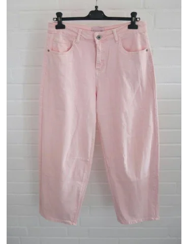 Rosefarbene Jeans mit weitem Bein vor weißer Wand