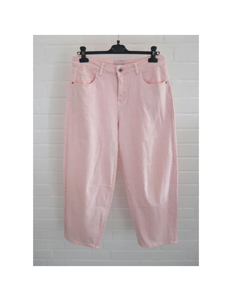 Rosefarbene Jeans mit weitem Bein vor weißer Wand