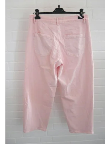 Rückansicht Rosefarbene Jeans mit weitem Bein vor weißer Wand