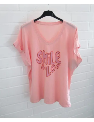 Apricotfarbenes Damen T-Shirt mit pinkem „SMILE A LOT“ Print, V-Ausschnitt und Krempelärmeln