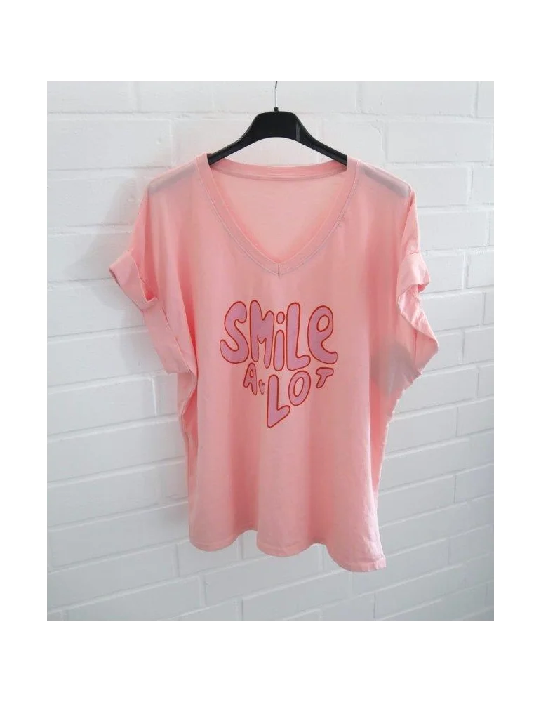 Apricotfarbenes Damen T-Shirt mit pinkem „SMILE A LOT“ Print, V-Ausschnitt und Krempelärmeln
