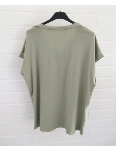 Rückansicht Olivgrünes Damen T-Shirt mit pinkem „SMILE A LOT“ Print, V-Ausschnitt und Krempelärmeln