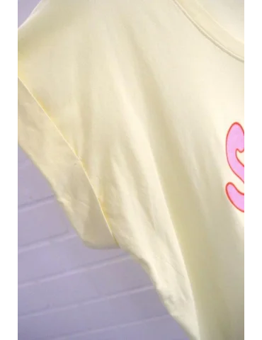 Nahaufnahme Ärmel des Gelben Damen T-Shirt mit pinkem „SMILE A LOT“ Print, V-Ausschnitt und Krempelärmeln