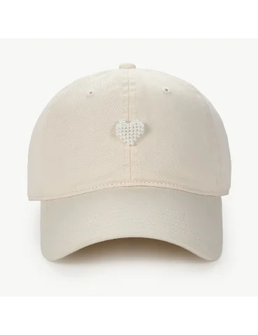Beige Kappe mit Schirm und vorne mit cremefarbenem Perlenherz