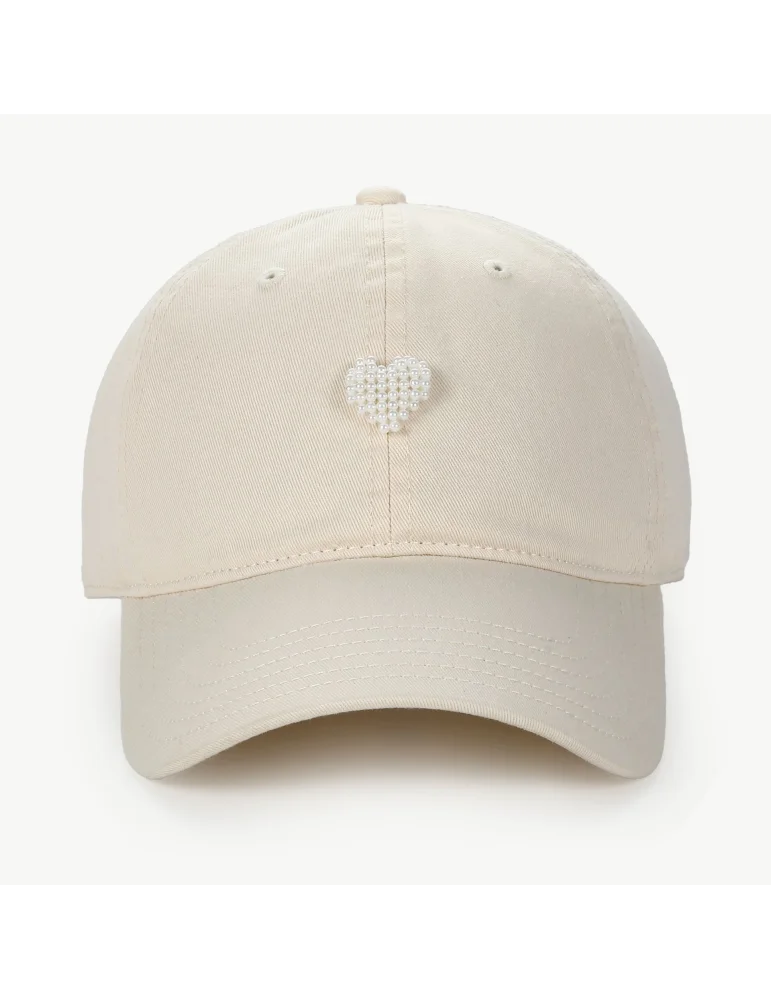 Beige Kappe mit Schirm und vorne mit cremefarbenem Perlenherz