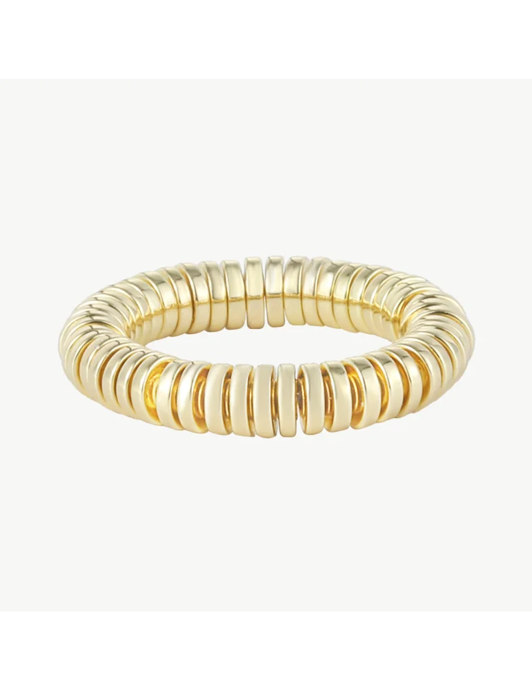 Goldfarbener Ring aus kleinen Plättchen aufgereiht