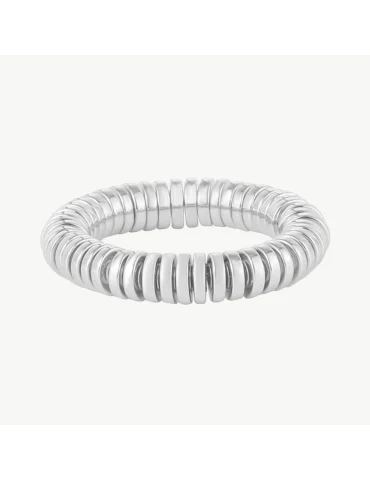 Silberfarbener Ring aus kleinen Plättchen aufgereiht