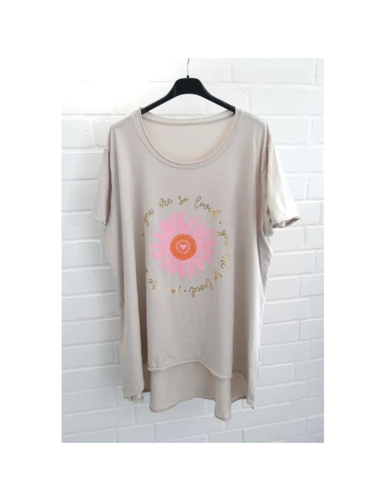 Beigefarbenes kurzarm Shirt mit Blume und Schriftzug als Frontdruck
