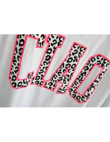 Nahaufnahme des Print CIAO in Leo Schrift beim weißen Kurzarm Shirt