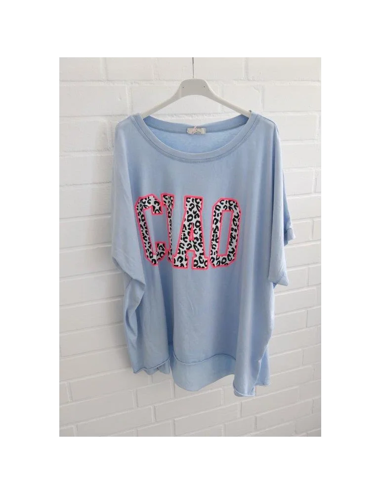Hellblaues Oversize Damen-Shirt mit großem „CIAO“ Schriftzug in Leo-Optik und Neon-Pink
