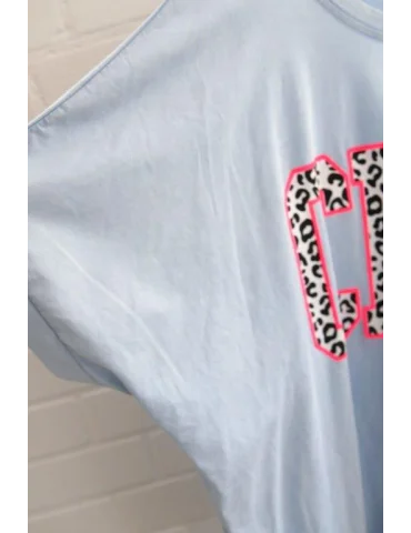 Nahaufnahme Ärmel des hellblauen T-Shirts mit kurzem Ärmel und CIAO Aufdruck