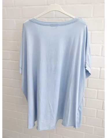 Rückansicht Hellblaues Oversize Damen-Shirt mit großem „CIAO“ Schriftzug in Leo-Optik und Neon-Pink