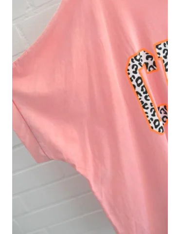 Oversize Shirt „CIAO“ in koralle | Lässiger Leo-Print
