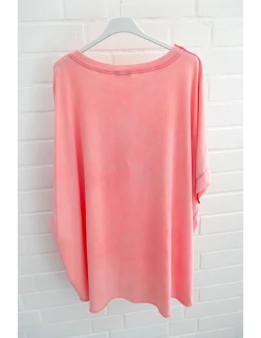 Rückansicht Korallefarbenes Oversize Damen-Shirt mit großem „CIAO“ Schriftzug in Leo-Optik und Neon-Pink