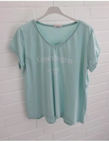 Mintgrünes Damen T-Shirt mit weißem „Copenhagen“ Schriftzug und V-Ausschnitt