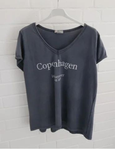 Dunkelblaues Damen T-Shirt mit weißem „Copenhagen“ Schriftzug und V-Ausschnitt
