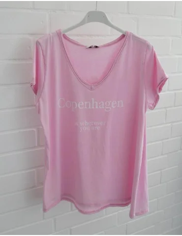 Rosefarbenes Damen T-Shirt mit weißem „Copenhagen“ Schriftzug und V-Ausschnitt