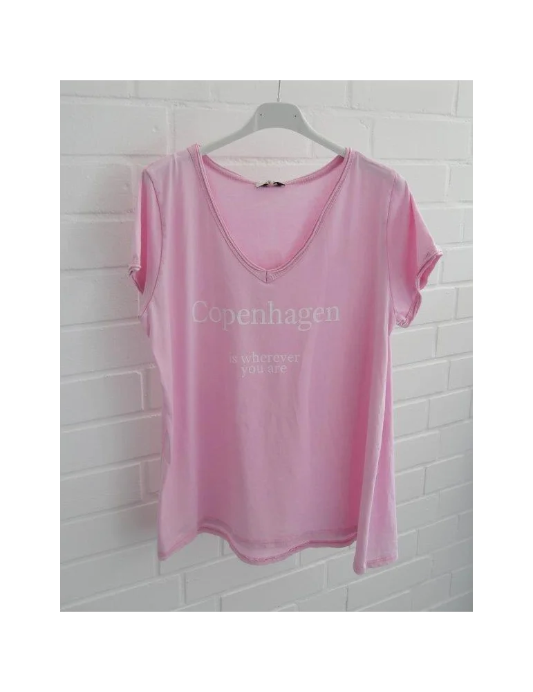 Rosefarbenes Damen T-Shirt mit weißem „Copenhagen“ Schriftzug und V-Ausschnitt