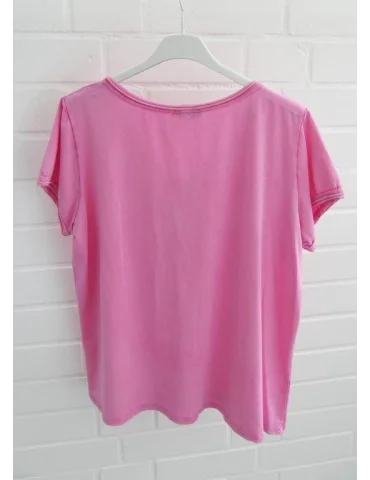 Rückansicht Pinkes Damen T-Shirt mit weißem „Copenhagen“ Schriftzug und V-Ausschnitt