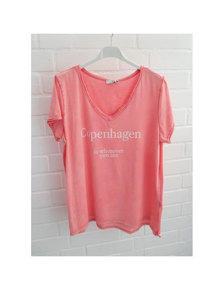 Korallefarbenes Damen T-Shirt mit weißem „Copenhagen“ Schriftzug und V-Ausschnitt