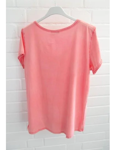 Rückansicht Korallefarbenes Damen T-Shirt mit weißem „Copenhagen“ Schriftzug und V-Ausschnitt