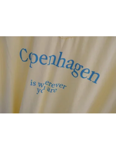 Nahaufnahme des gelben Drucks des Copenhagen Statement Shirt