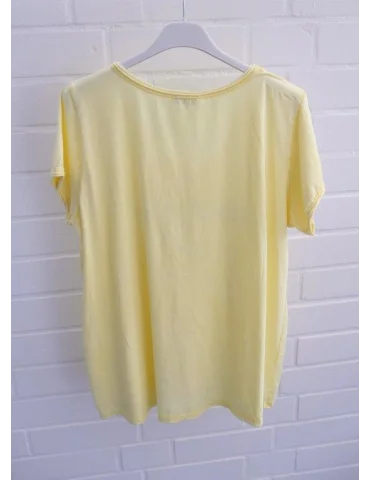 Rückansicht gelbes Damen T-Shirt mit weißem „Copenhagen“ Schriftzug und V-Ausschnitt