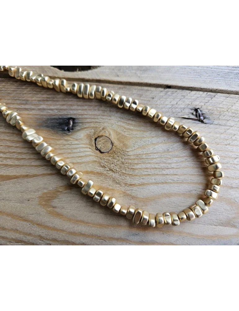 Kurze goldfarben matte Modeschmuck Kette mit unegalen Perlen und Verlängerung