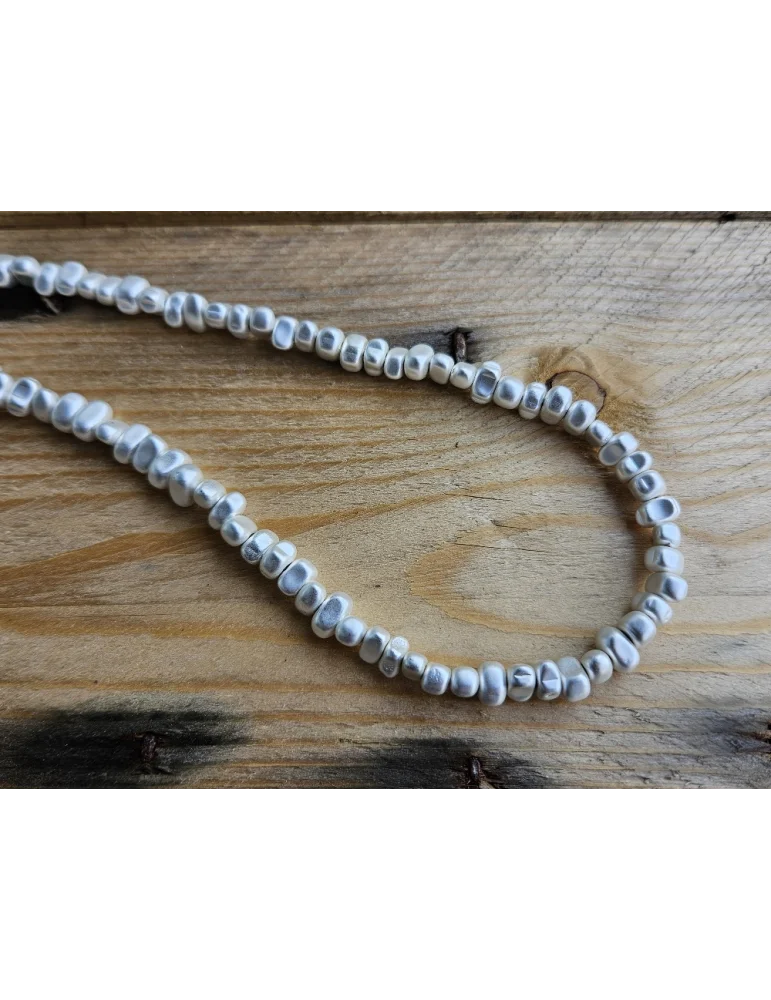 Kurze Modeschmuck Kette für Damen mit aufgereihten unegalen Perlen in silberfarben matt