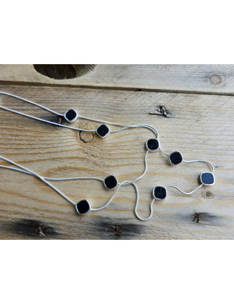 Lange Modeschmuckkette in silber mit eingearbeiteten schwarzen Elementen