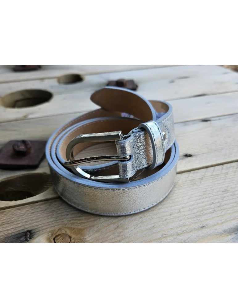 Silberfarbener Gürtel auf Holzuntergrund