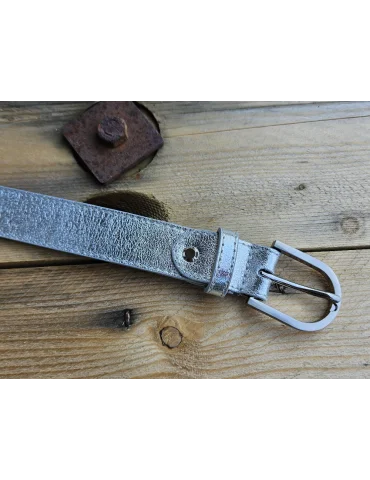 Nahaufnahme Silberfarbener Gürtel auf Holzuntergrund