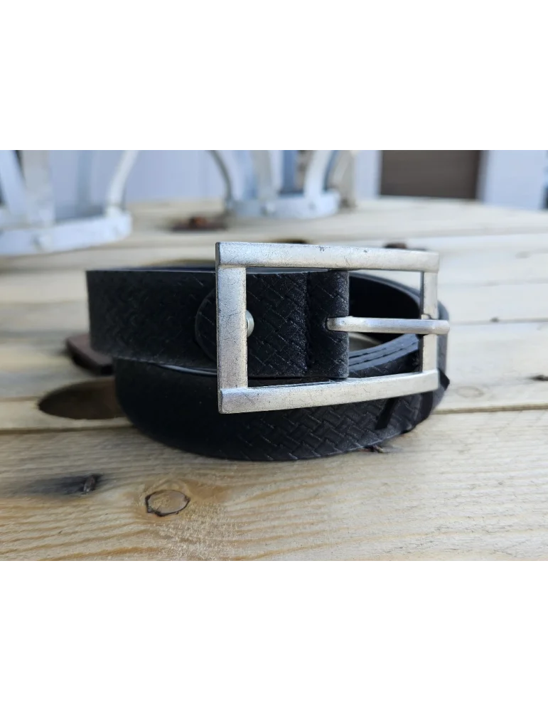 anthrazitfarbener Gürtel mit eckiger mattsilberner Schnalle