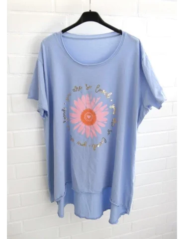 Blaues kurzarm Shirt mit Blume und Schriftzug auf der Brust