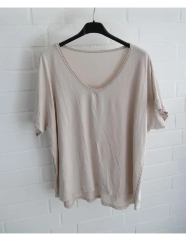 Beiges kurzarm Shirt mit V-Ausschnitt und offenen Stoffkanten