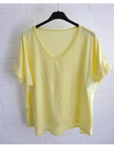 Gelbes kurzarm Shirt mit V-Ausschnitt und offenen Stoffkanten