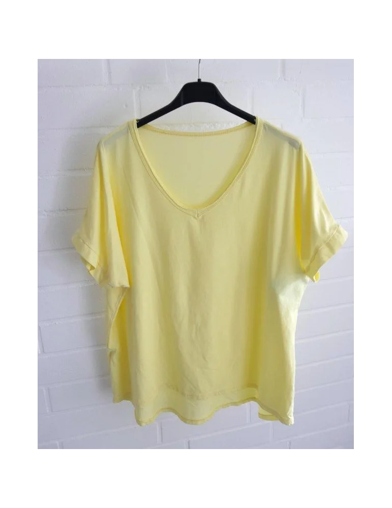 Gelbes kurzarm Shirt mit V-Ausschnitt und offenen Stoffkanten