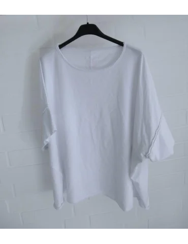 Weißes locker sitzendes Oversize-Shirt auf einem Kleiderbügel