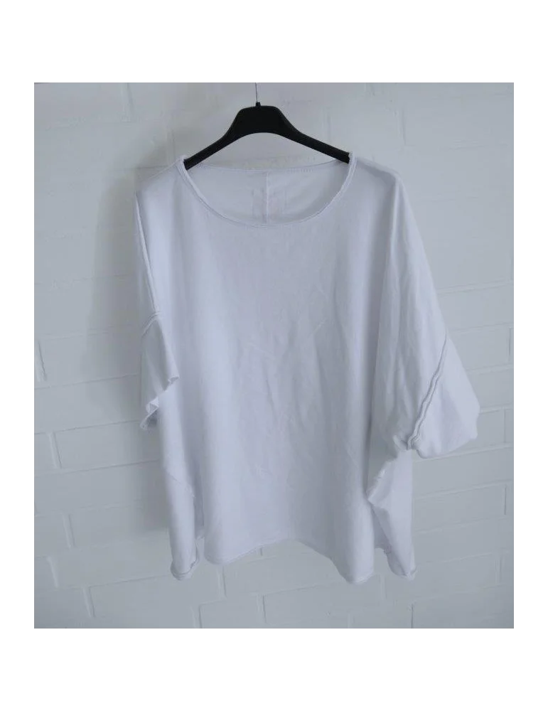 Weißes locker sitzendes Oversize-Shirt auf einem Kleiderbügel